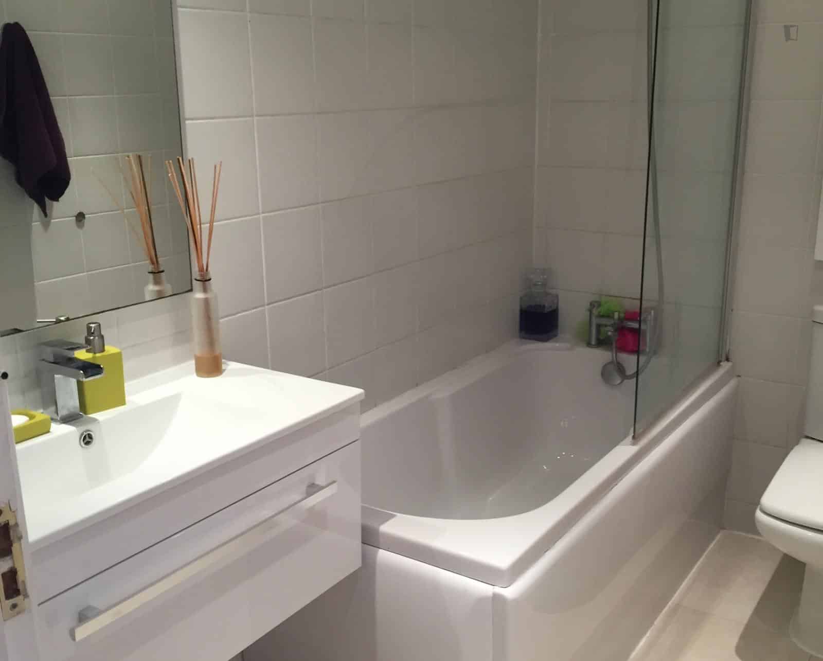 5 Bedroom 1 Bathroom Apartment - Amenities?w=400&h=260&fit=crop&q=40&auto=format&trim=auto