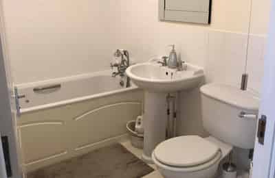 Room in a 3 Bedroom Apartment, 16 Eltham High St, London SE9 1DA - London, England, United Kingdom - 3 Bedroom 1 Bathroom Apartment - Bathroom
