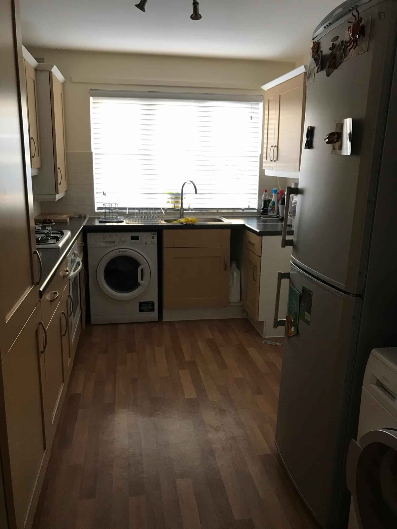 3 Bedroom 1 Bathroom Apartment - Bathroom?w=400&h=260&fit=crop&q=40&auto=format&trim=auto