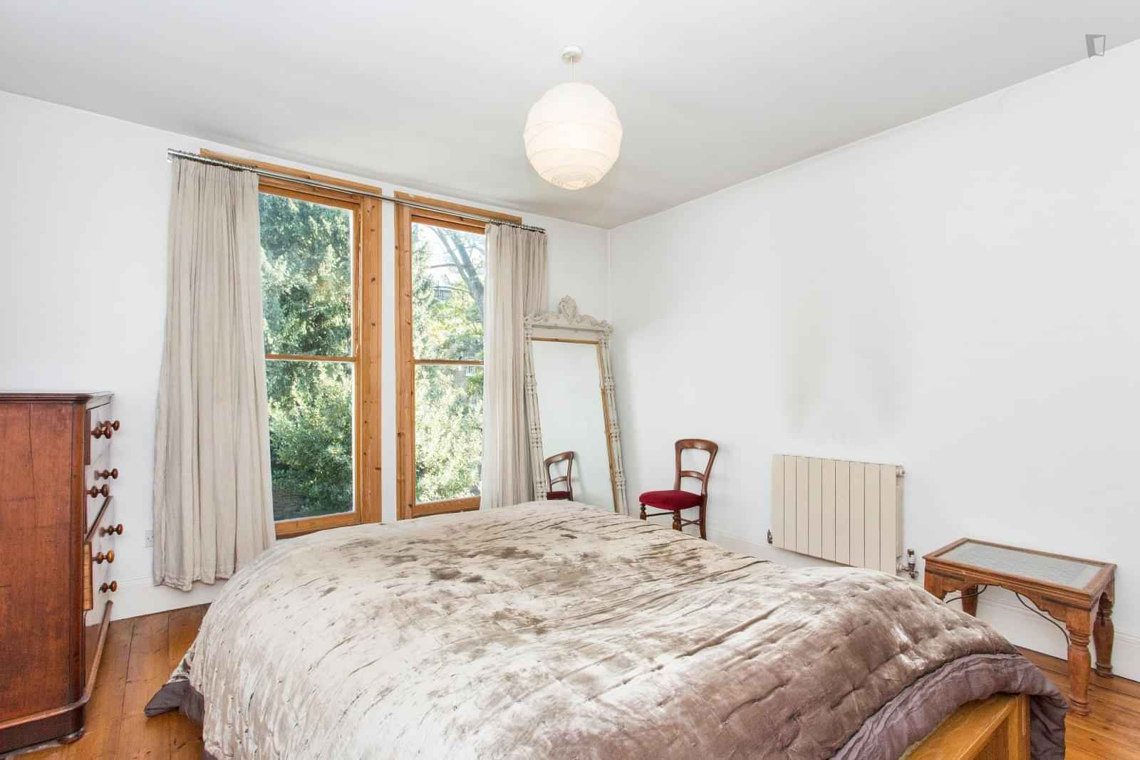 Exterior?w=400&h=260&fit=crop&q=40&auto=format&trim=auto