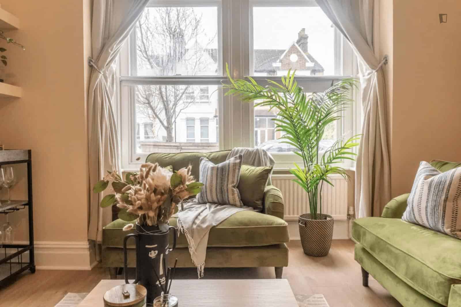 Exterior?w=400&h=260&fit=crop&q=40&auto=format&trim=auto