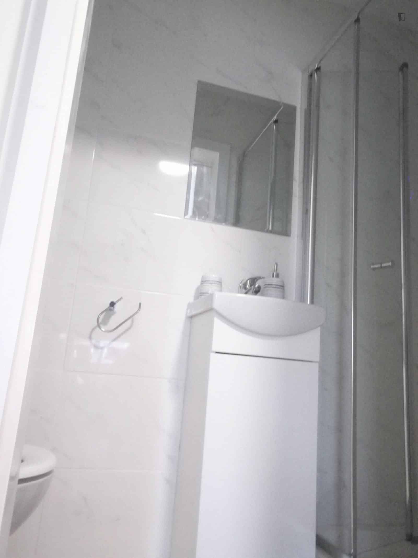 Studio Room , Cricklewood Broadway, London NW2 3HS - London, England, United Kingdom - Studio - Bathroom