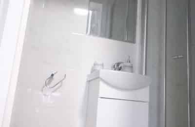 Studio Room , Cricklewood Broadway, London NW2 3HS - London, England, United Kingdom - Studio - Bathroom