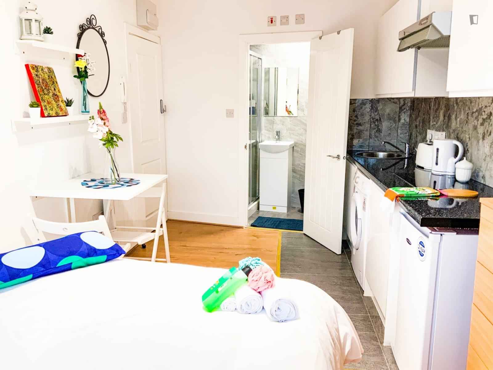 Studio - Bathroom?w=400&h=260&fit=crop&q=40&auto=format&trim=auto