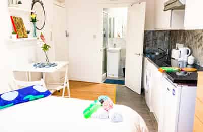Studio - Bathroom?w=400&h=260&fit=crop&q=40&auto=format&trim=auto