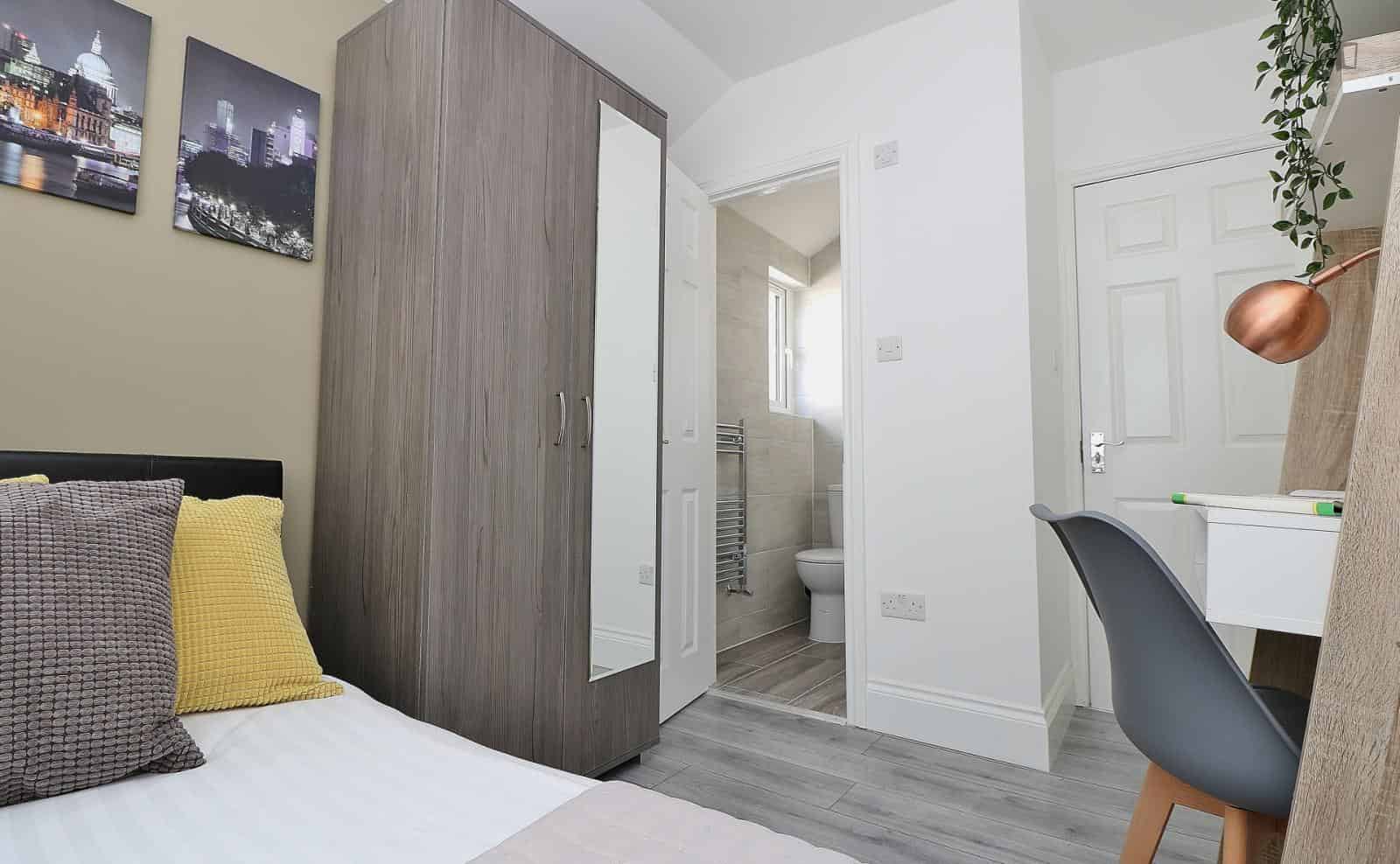 6 Bed - 3 Bath - Bathroom?w=400&h=260&fit=crop&q=40&auto=format&trim=auto