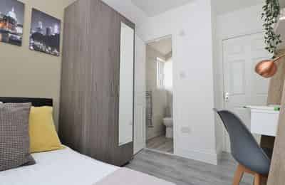6 Bed - 3 Bath - Bathroom?w=400&h=260&fit=crop&q=40&auto=format&trim=auto