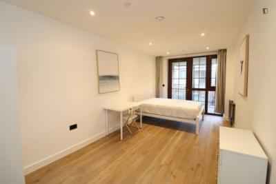 Room in a 3 Bedroom Apartment, Stepney Way, London E1 3BQ - London, England, United Kingdom - 3 Bedroom Apartment - Bedroom