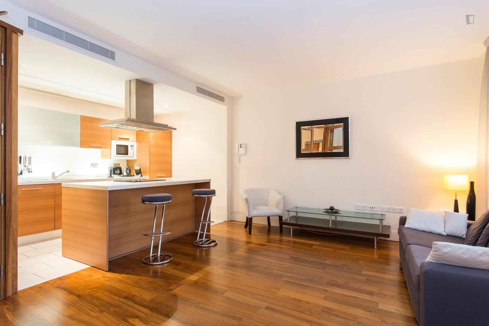 Exterior?w=400&h=260&fit=crop&q=40&auto=format&trim=auto