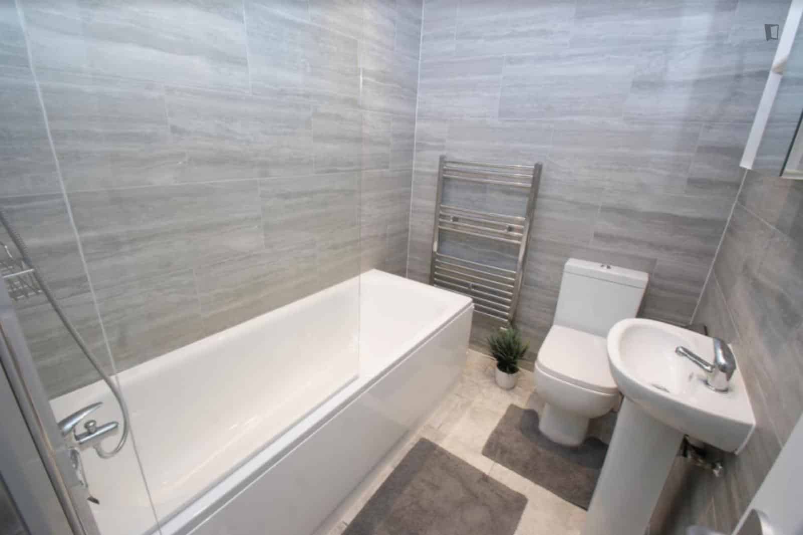 Room in a 7 Bedroom Apartment, Long Dr, London W3 7PL - London, England, United Kingdom - 7 Bedroom Apartment - Bathroom