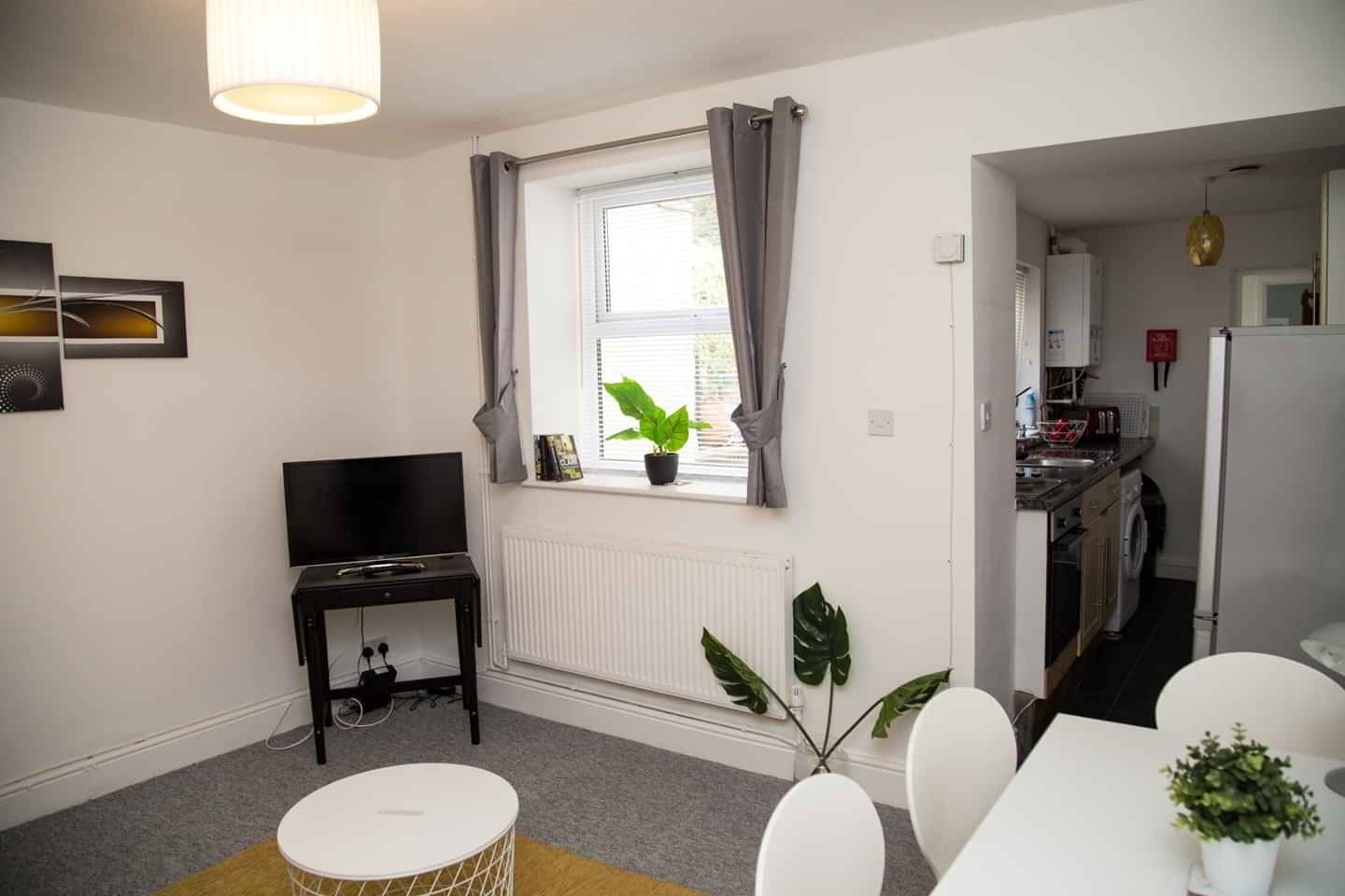 Exterior?w=400&h=260&fit=crop&q=40&auto=format&trim=auto