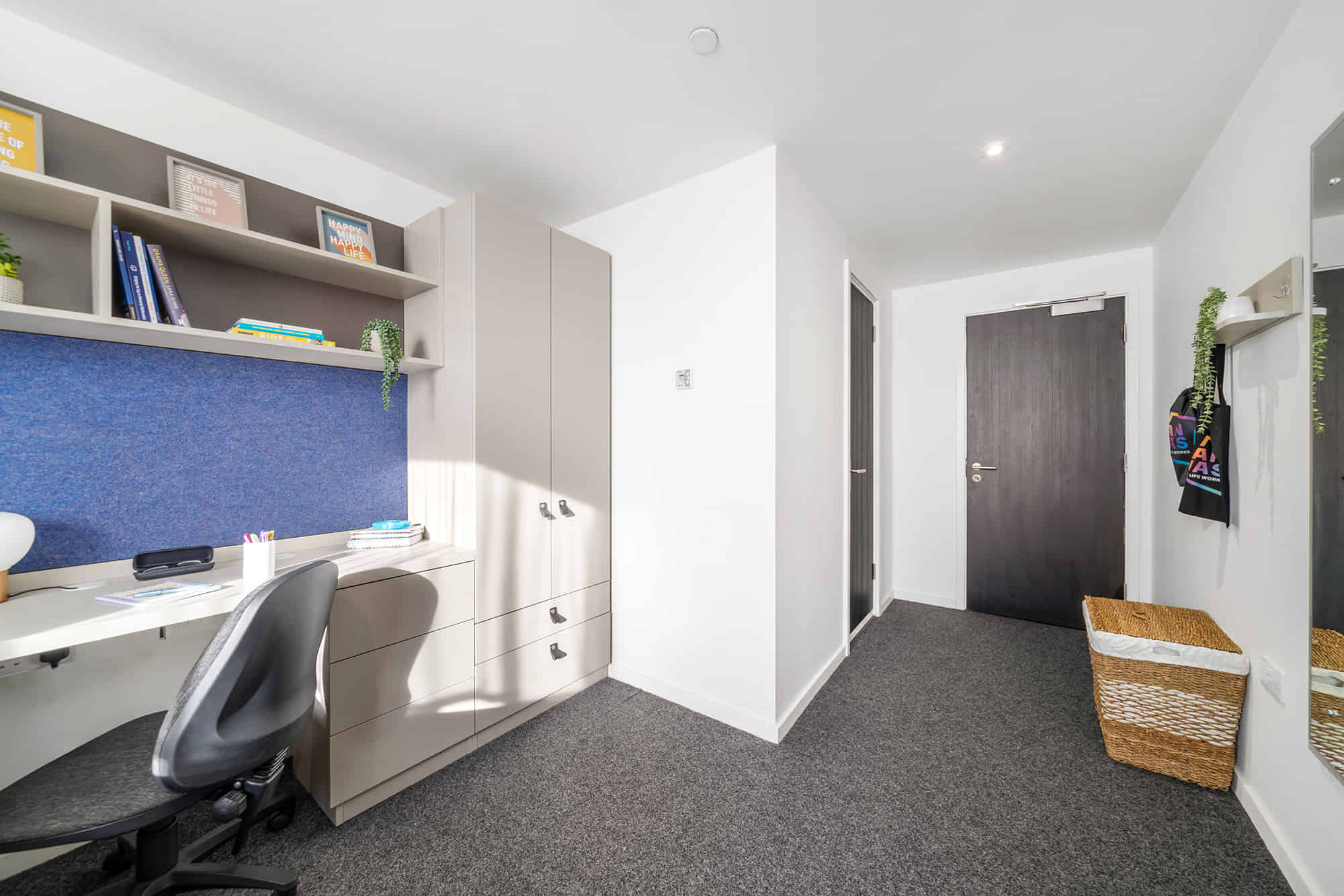 Amenities?w=400&h=260&fit=crop&q=40&auto=format&trim=auto