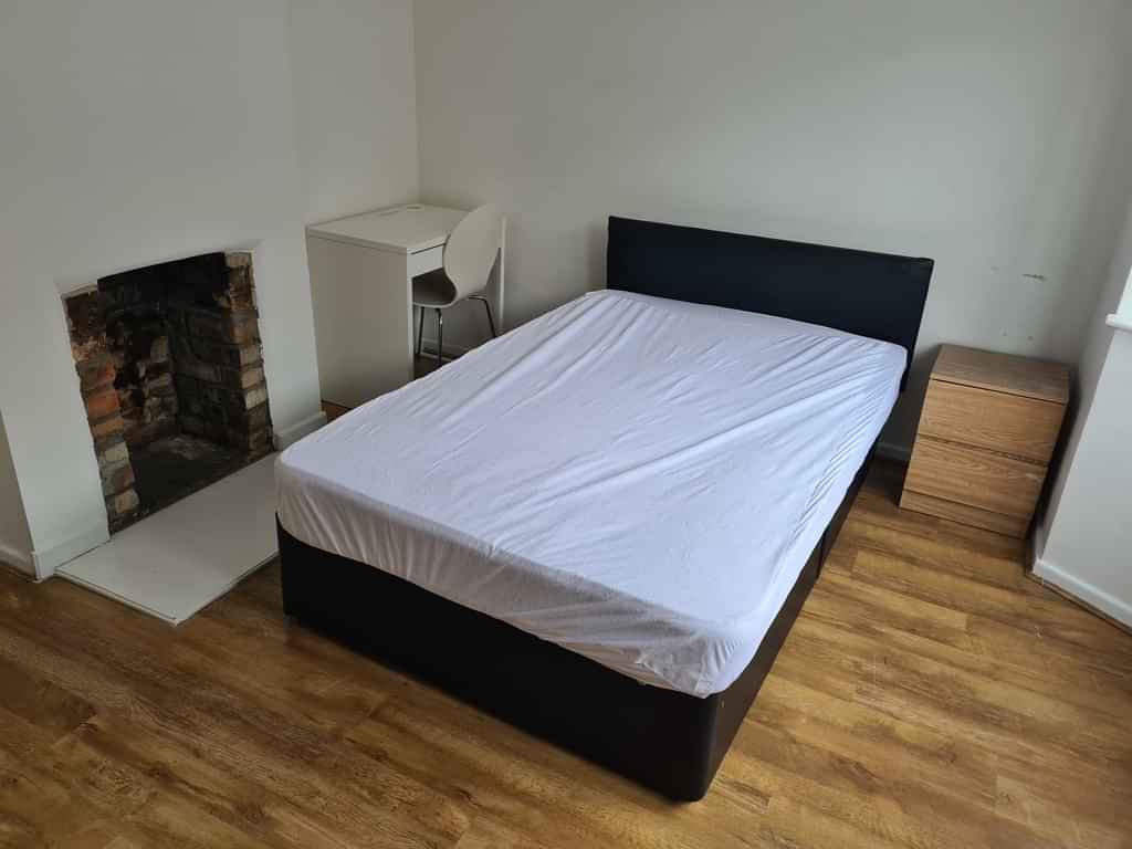 Exterior?w=400&h=260&fit=crop&q=40&auto=format&trim=auto