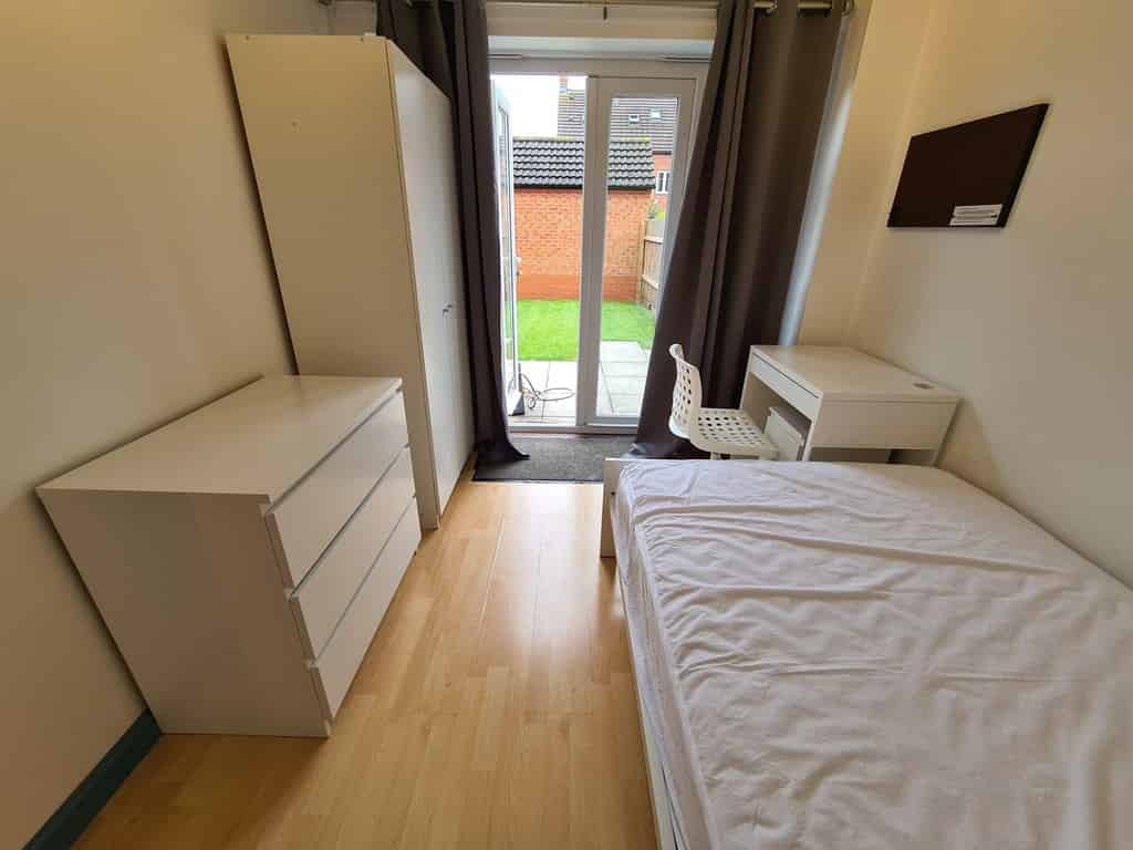 Common Area?w=400&h=260&fit=crop&q=40&auto=format&trim=auto