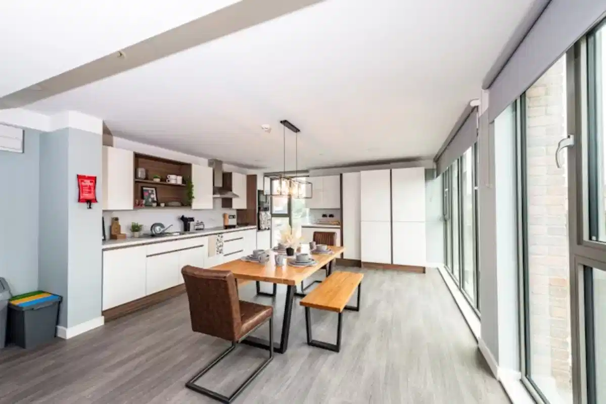 Amenities?w=400&h=260&fit=crop&q=40&auto=format&trim=auto