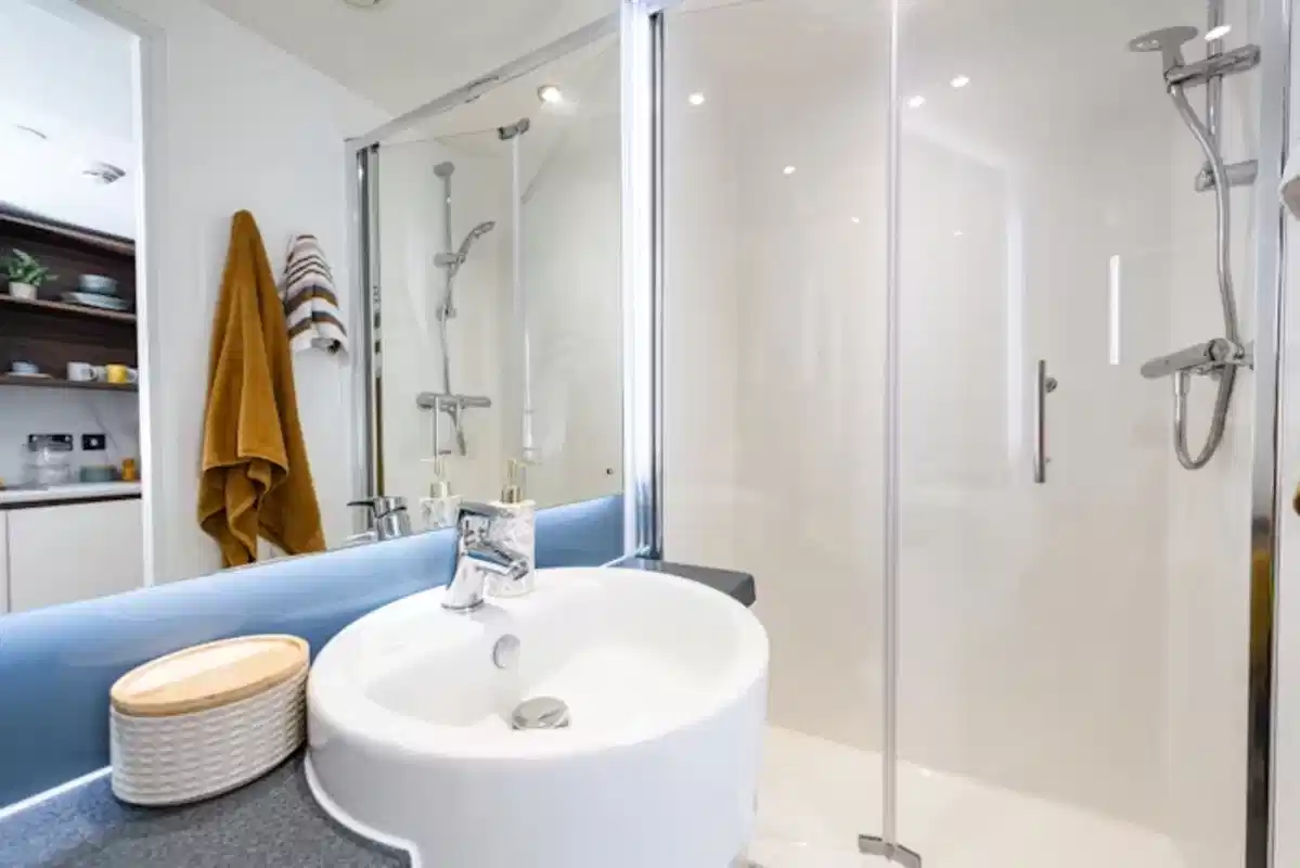 Amenities?w=400&h=260&fit=crop&q=40&auto=format&trim=auto