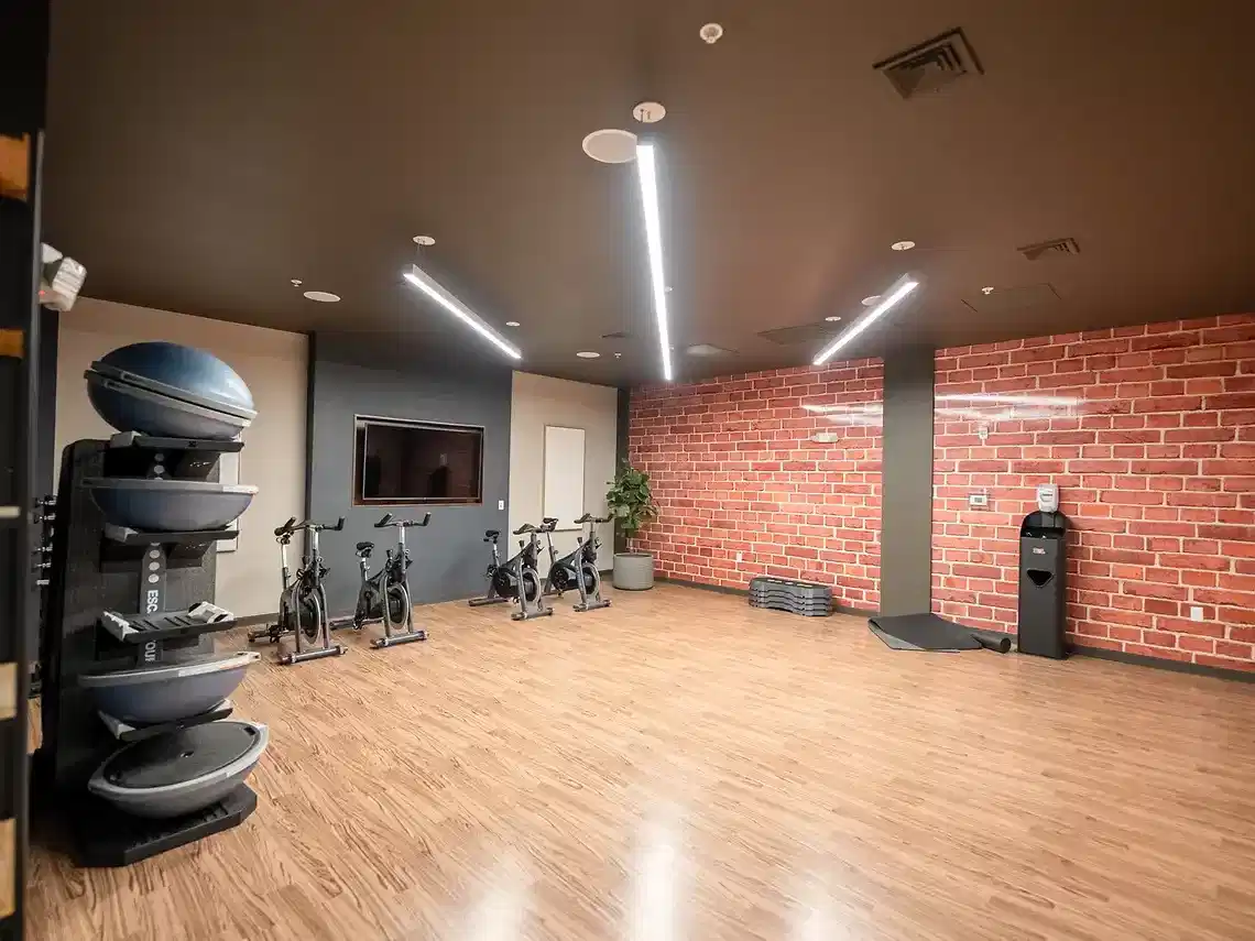 Common Area?w=400&h=260&fit=crop&q=40&auto=format&trim=auto