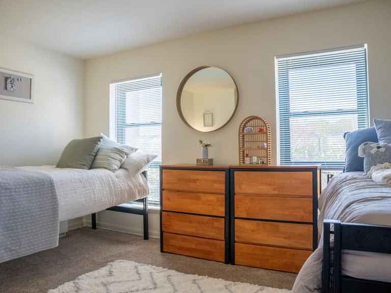 Amenities?w=400&h=260&fit=crop&q=40&auto=format&trim=auto