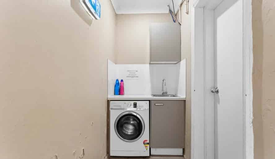 Common Area?w=400&h=260&fit=crop&q=40&auto=format&trim=auto