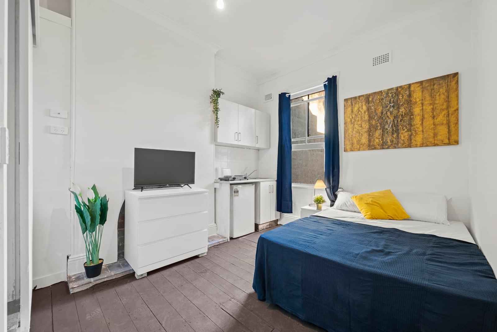 Room in a 8 Bedroom Apartment, 19 Craigend, Darlinghurst, Sydney - Sydney, New South Wales, Australia - Room 9 - Bedroom