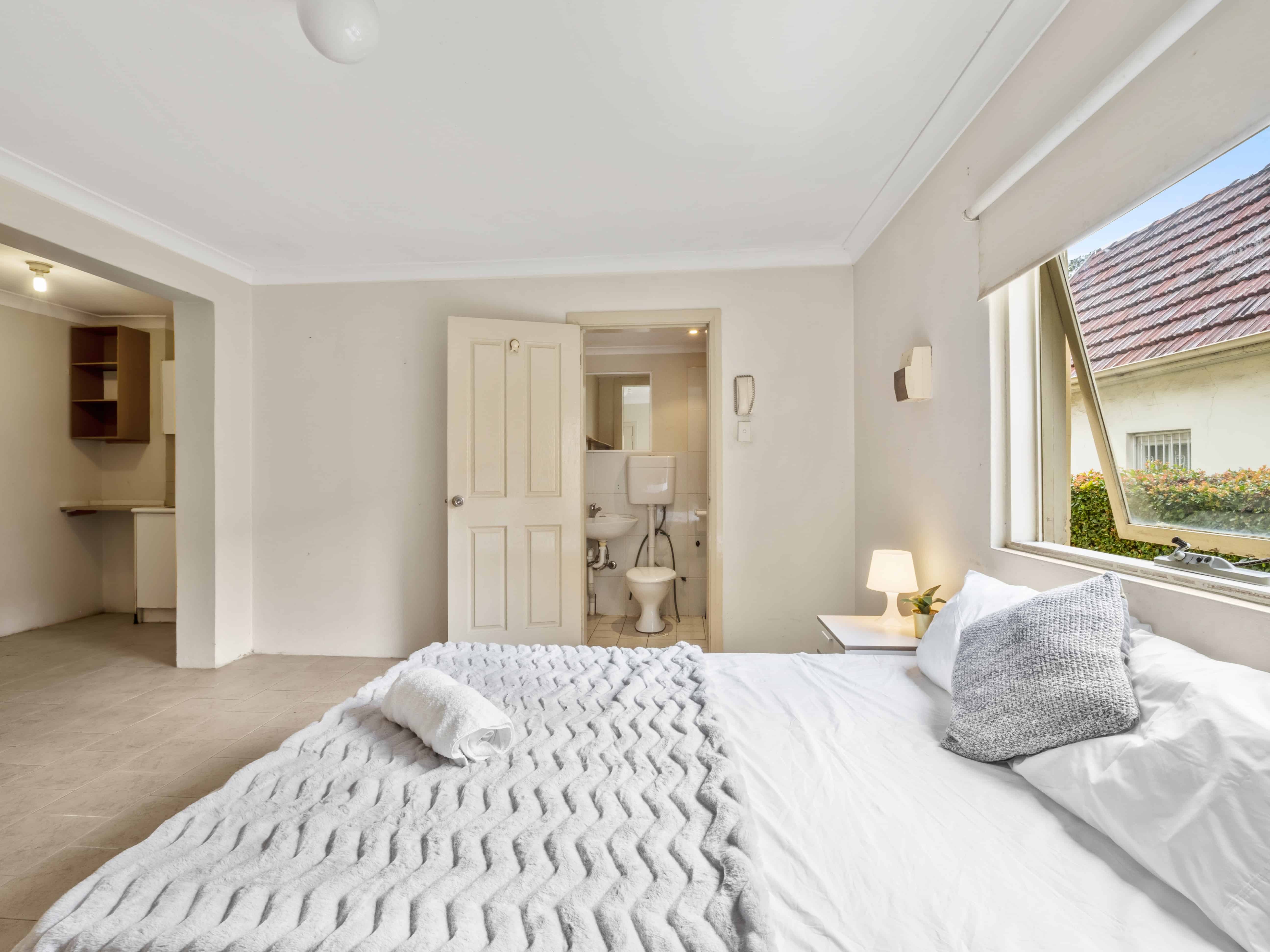 Exterior?w=400&h=260&fit=crop&q=40&auto=format&trim=auto