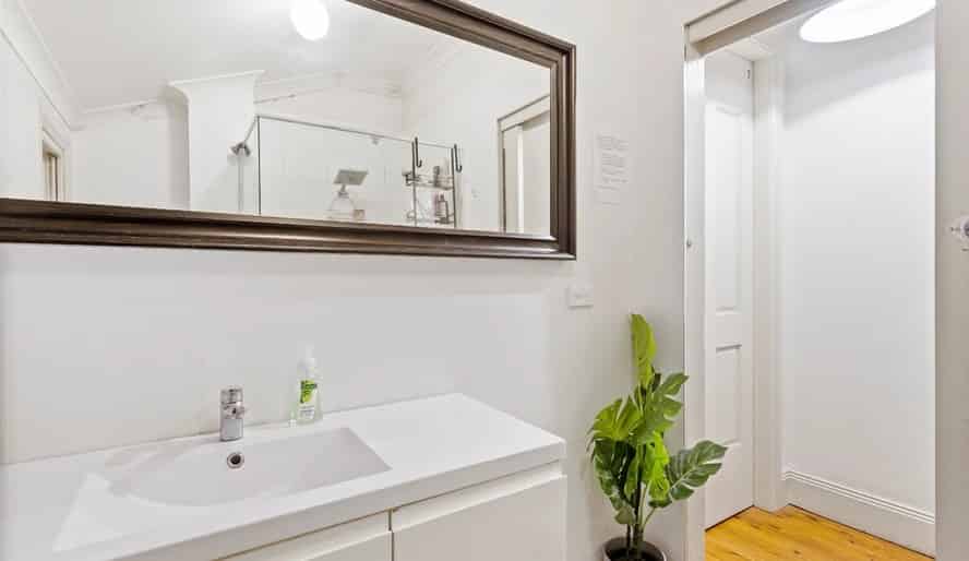 Exterior?w=400&h=260&fit=crop&q=40&auto=format&trim=auto