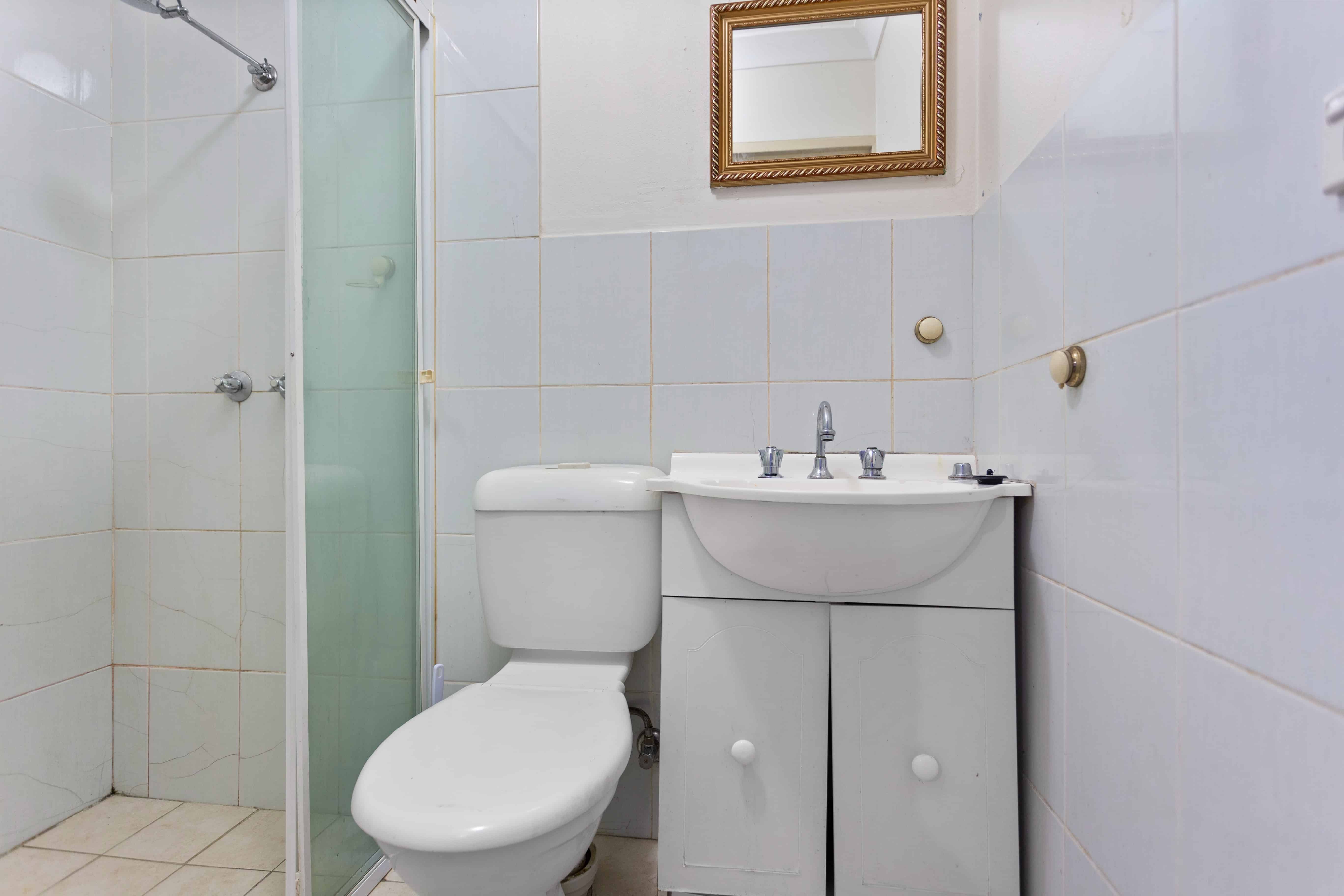 Exterior?w=400&h=260&fit=crop&q=40&auto=format&trim=auto