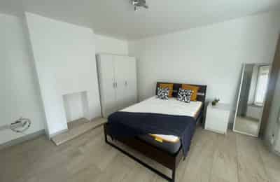6 Bedroom 2 Bathroom - Bedroom?w=400&h=260&fit=crop&q=40&auto=format&trim=auto