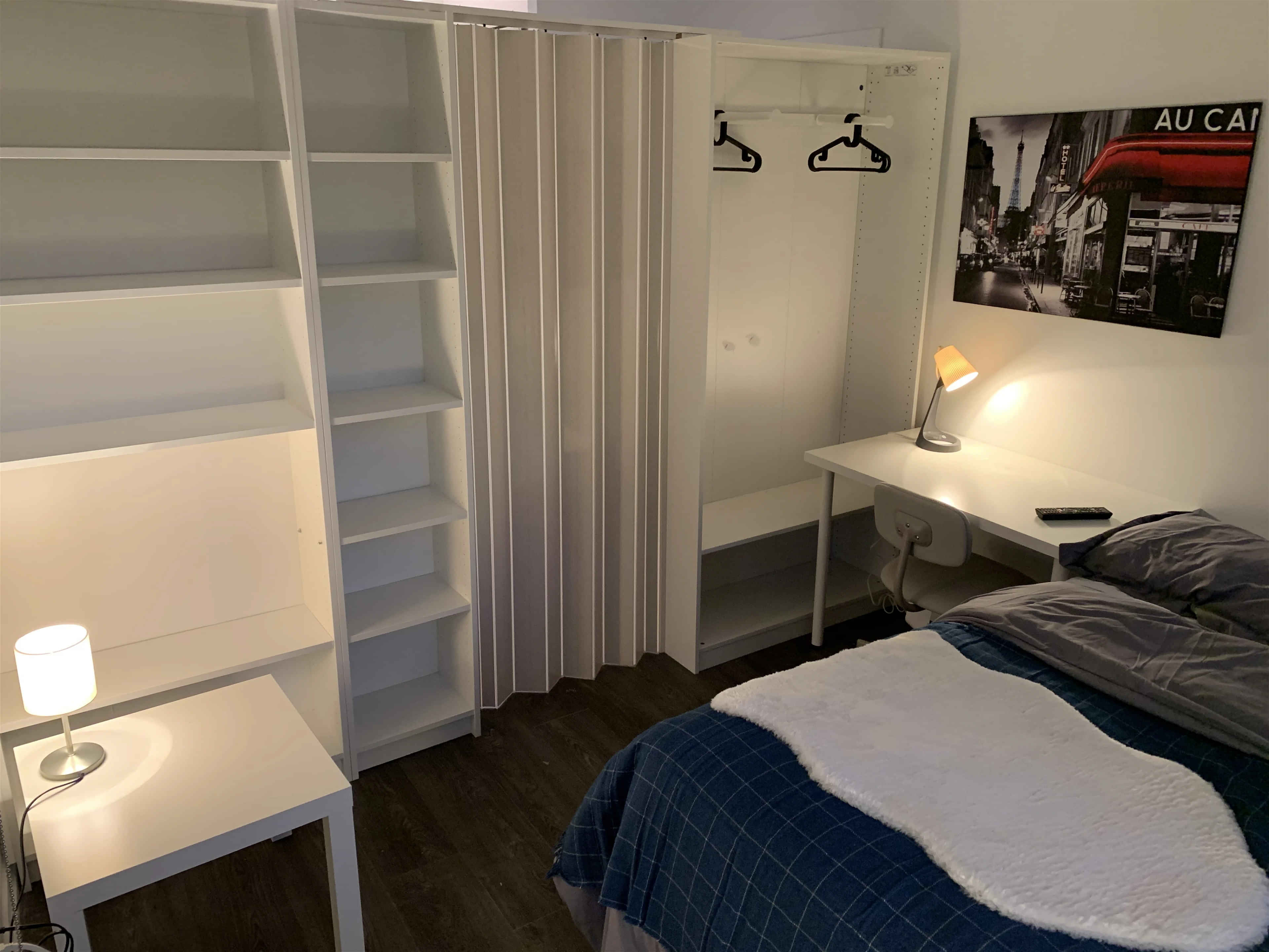 Bathroom?w=400&h=260&fit=crop&q=40&auto=format&trim=auto