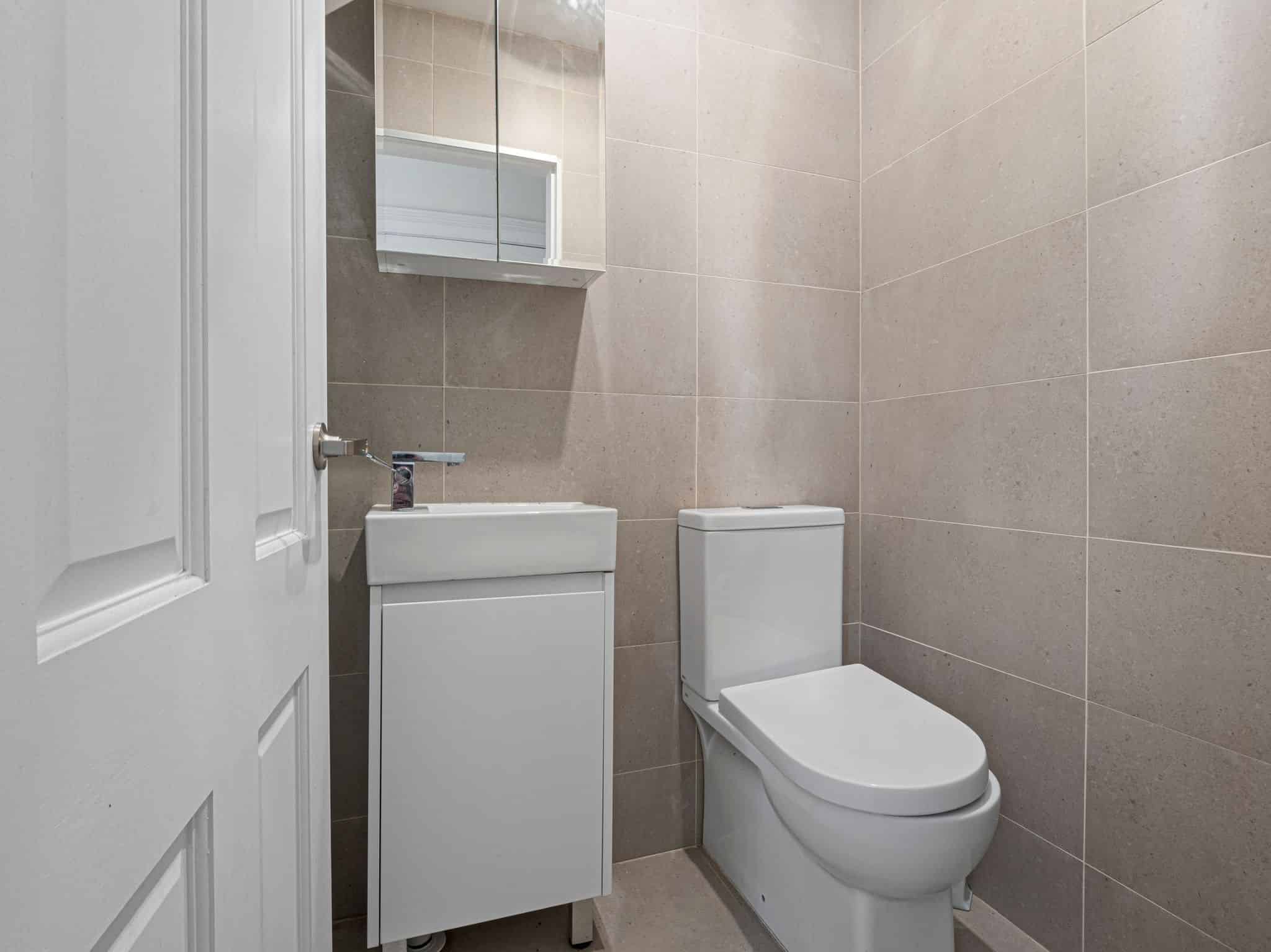 Exterior?w=400&h=260&fit=crop&q=40&auto=format&trim=auto