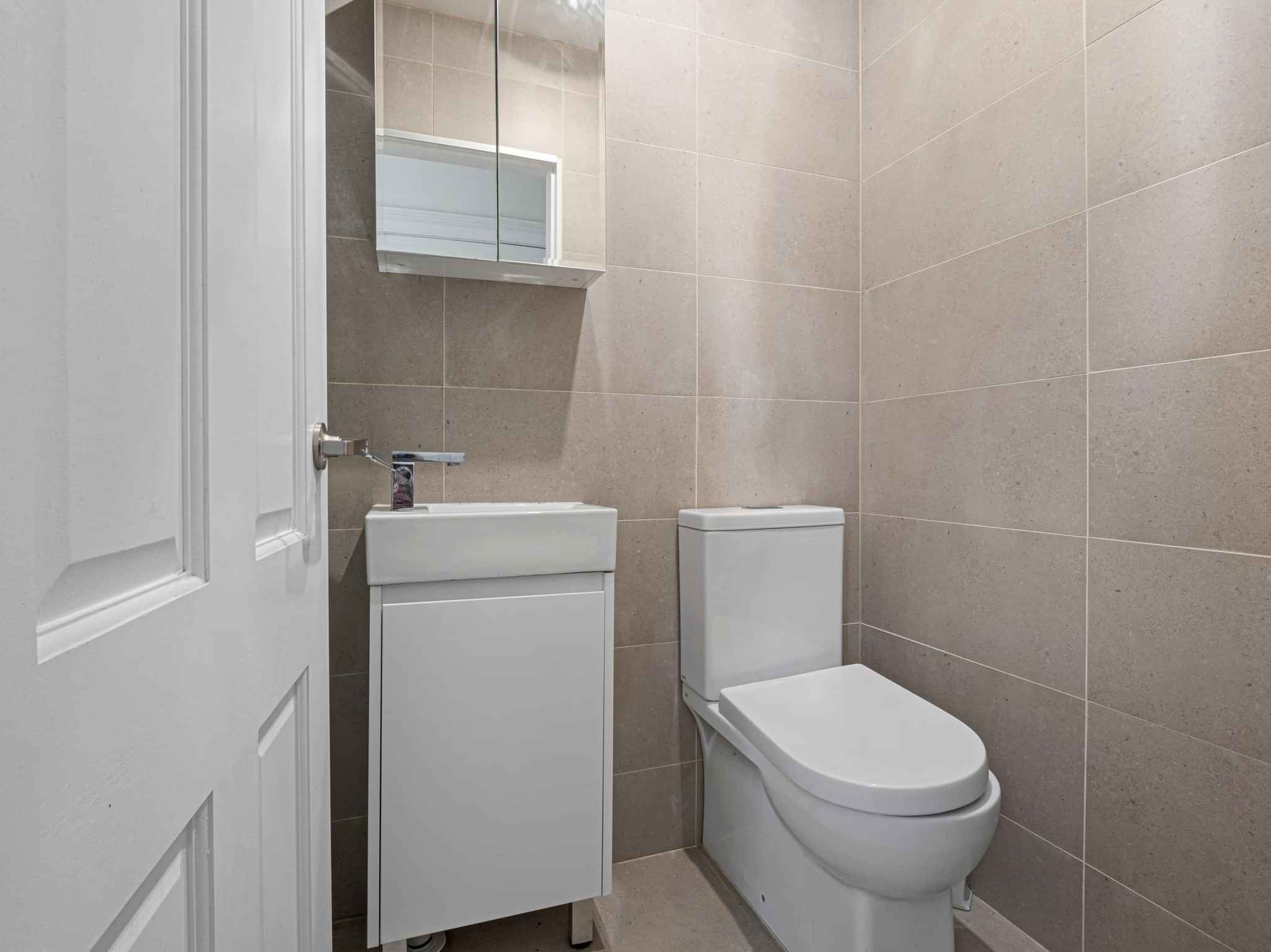 Exterior?w=400&h=260&fit=crop&q=40&auto=format&trim=auto