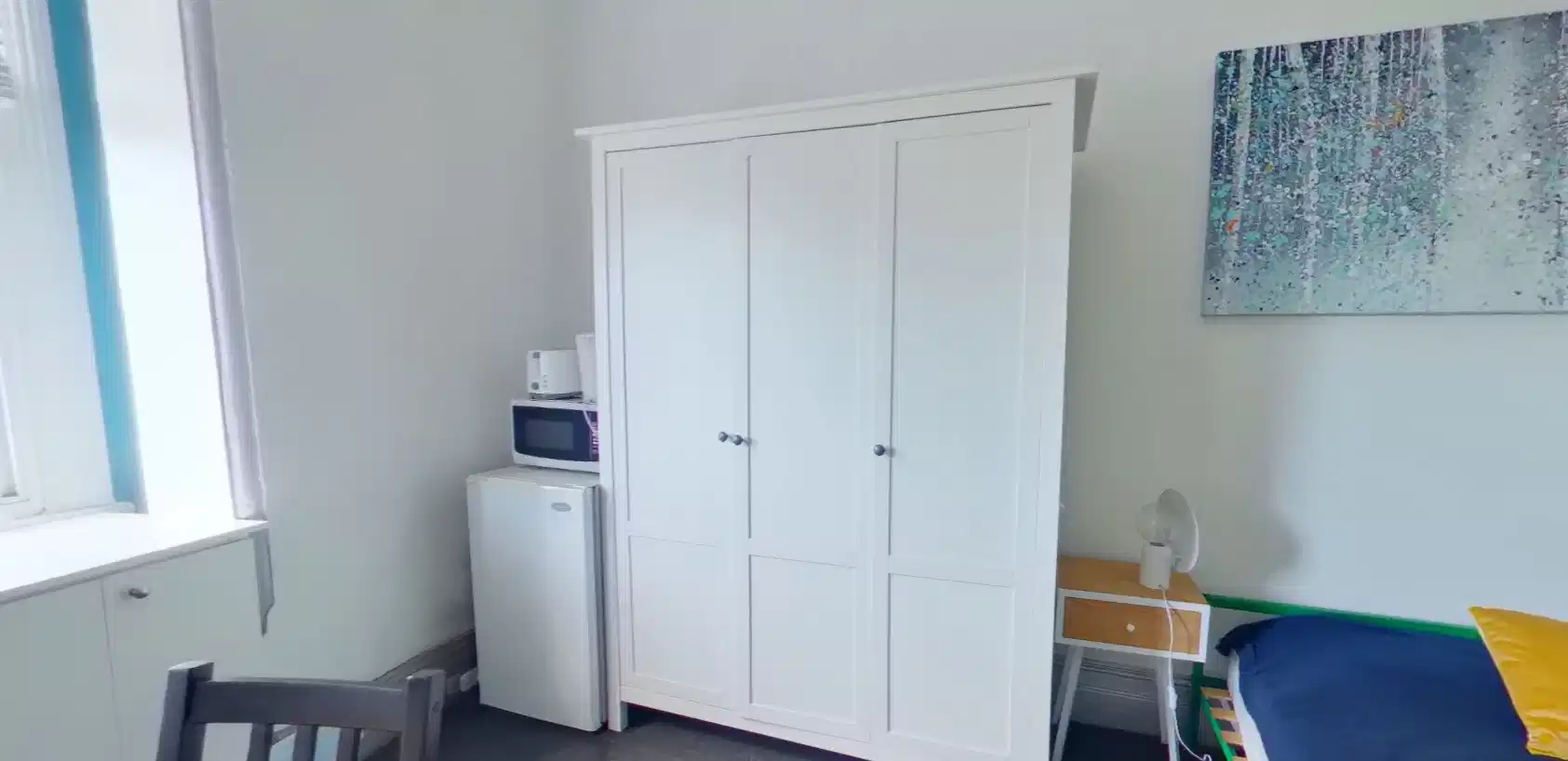 Exterior?w=400&h=260&fit=crop&q=40&auto=format&trim=auto