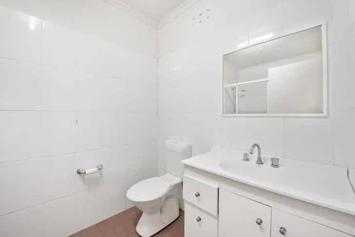 Exterior?w=400&h=260&fit=crop&q=40&auto=format&trim=auto