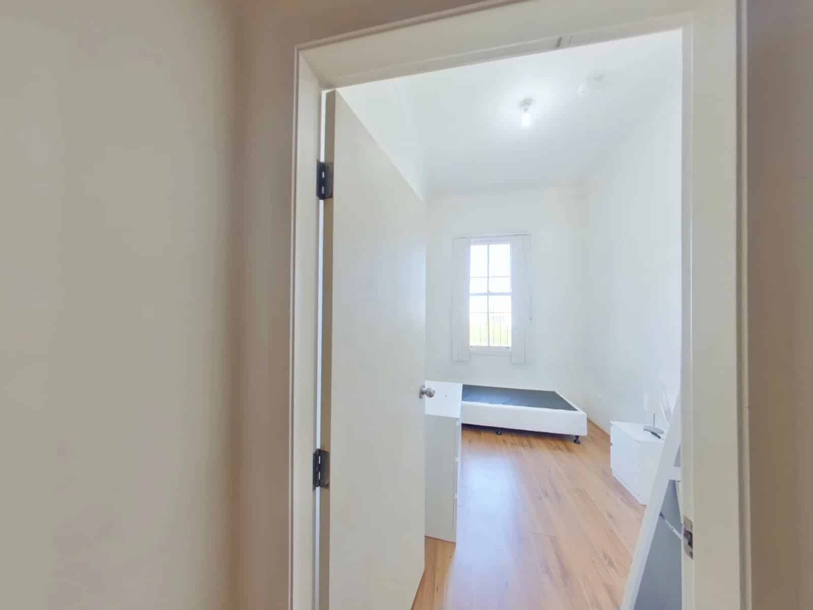 Exterior?w=400&h=260&fit=crop&q=40&auto=format&trim=auto