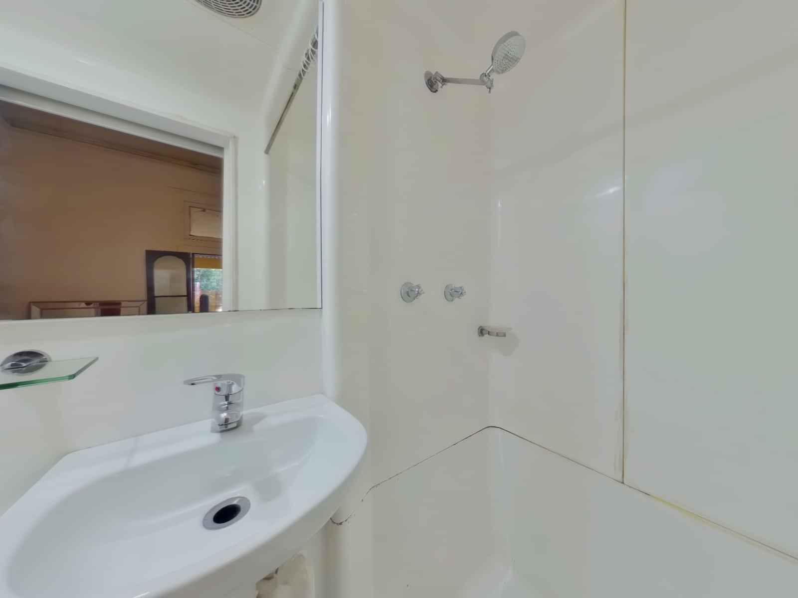 Amenities?w=400&h=260&fit=crop&q=40&auto=format&trim=auto