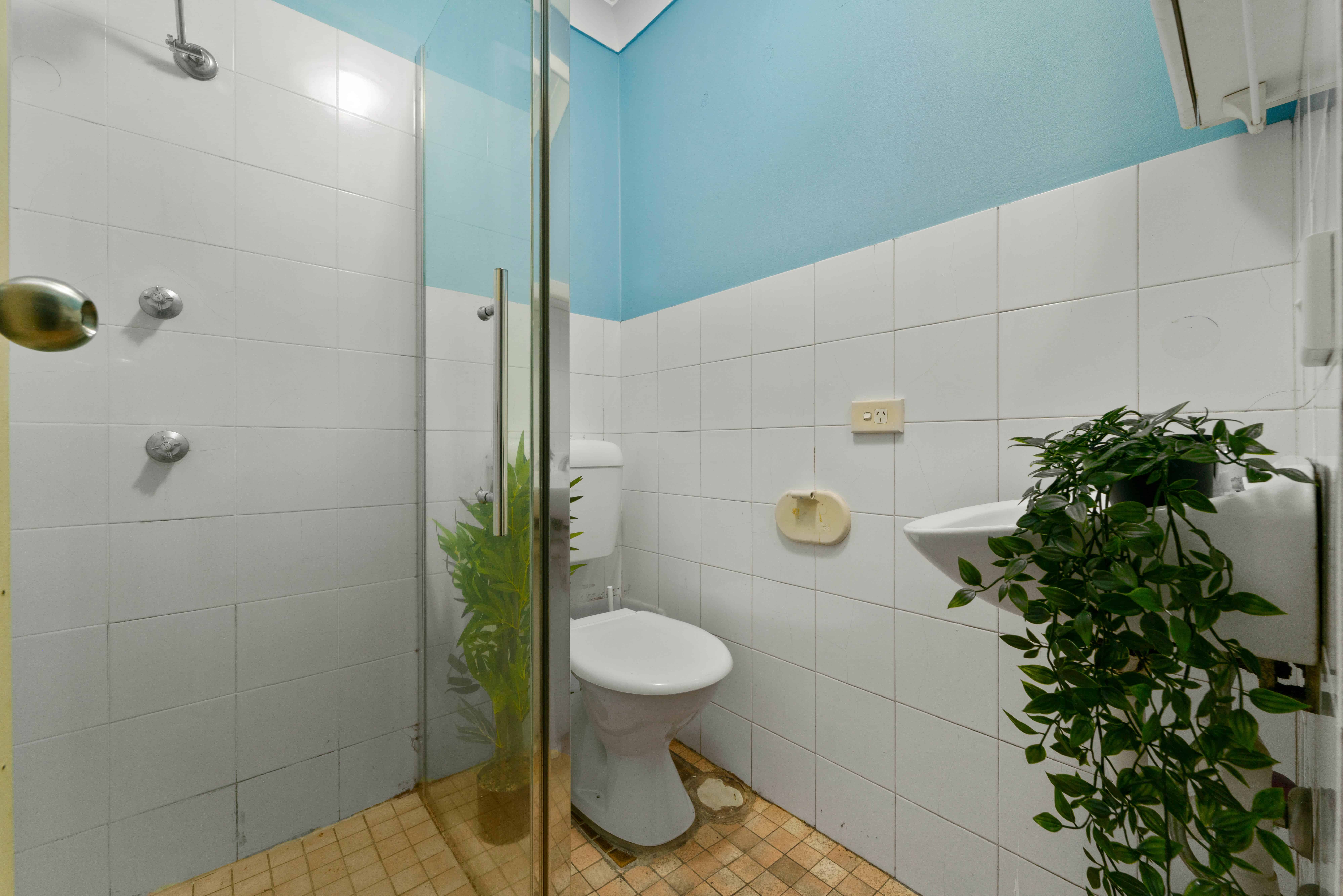 Exterior?w=400&h=260&fit=crop&q=40&auto=format&trim=auto