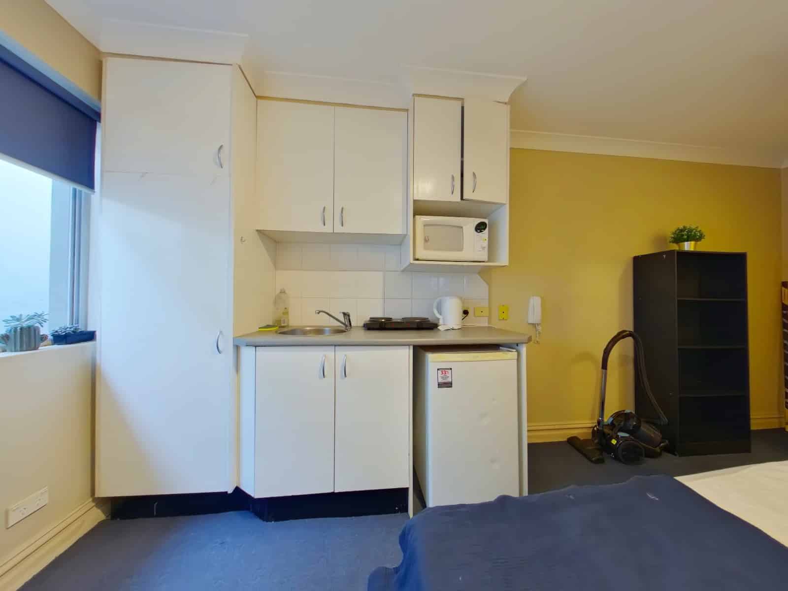 Exterior?w=400&h=260&fit=crop&q=40&auto=format&trim=auto