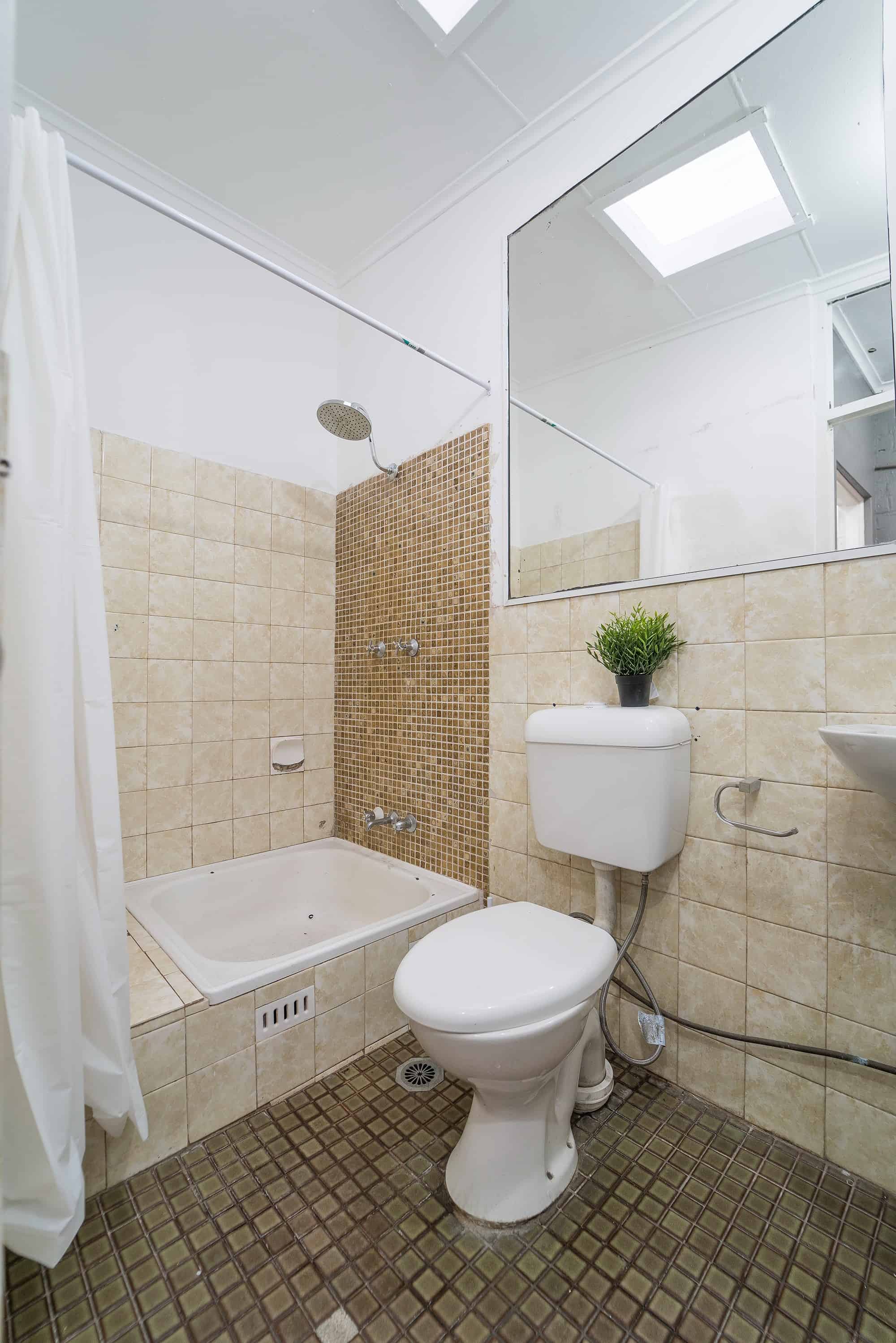 Room in a 5 Bedroom Apartment, 45 Bellevue, Surry Hills, Sydney - Sydney, New South Wales, Australia - Bathroom