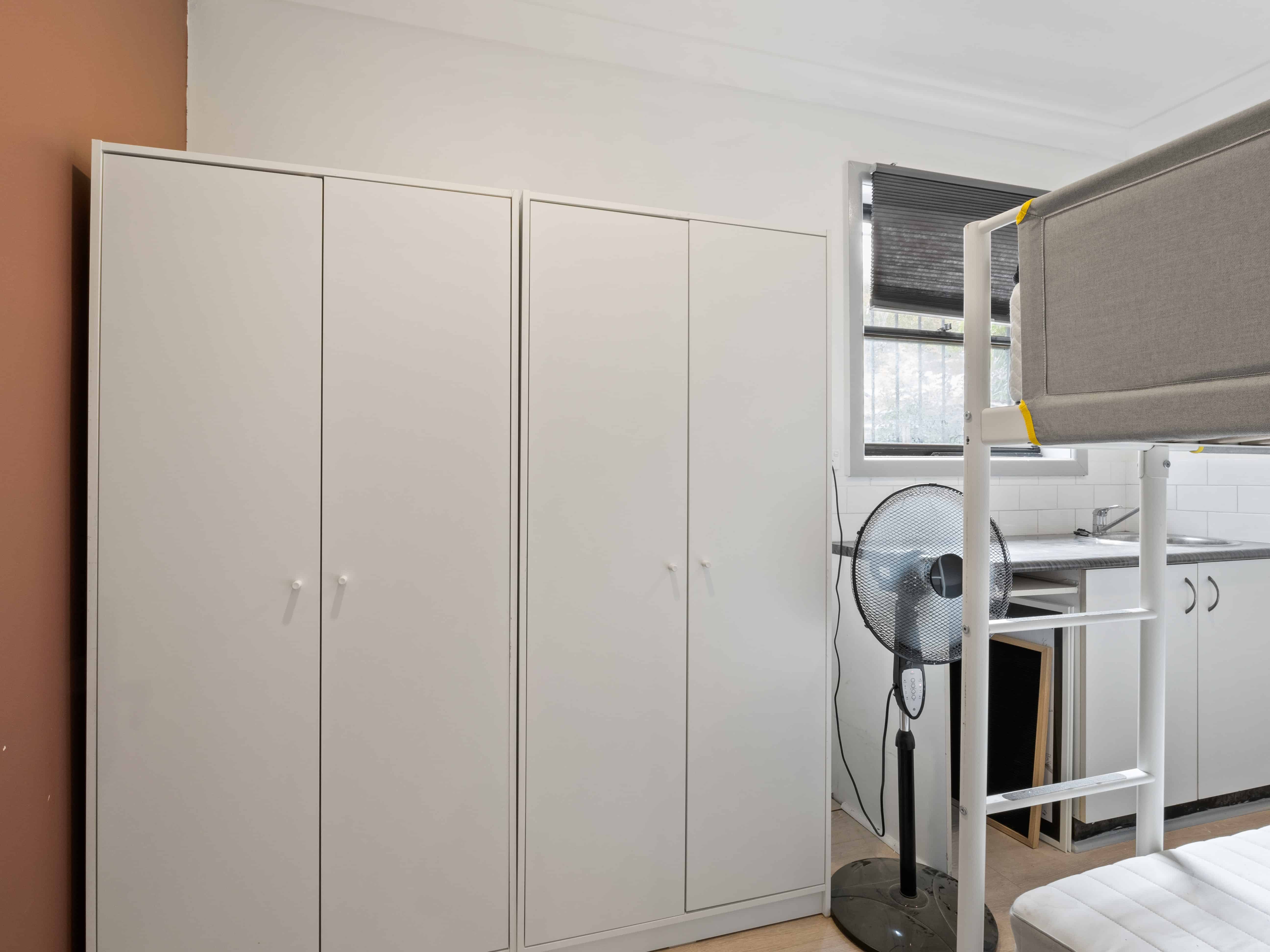 Exterior?w=400&h=260&fit=crop&q=40&auto=format&trim=auto