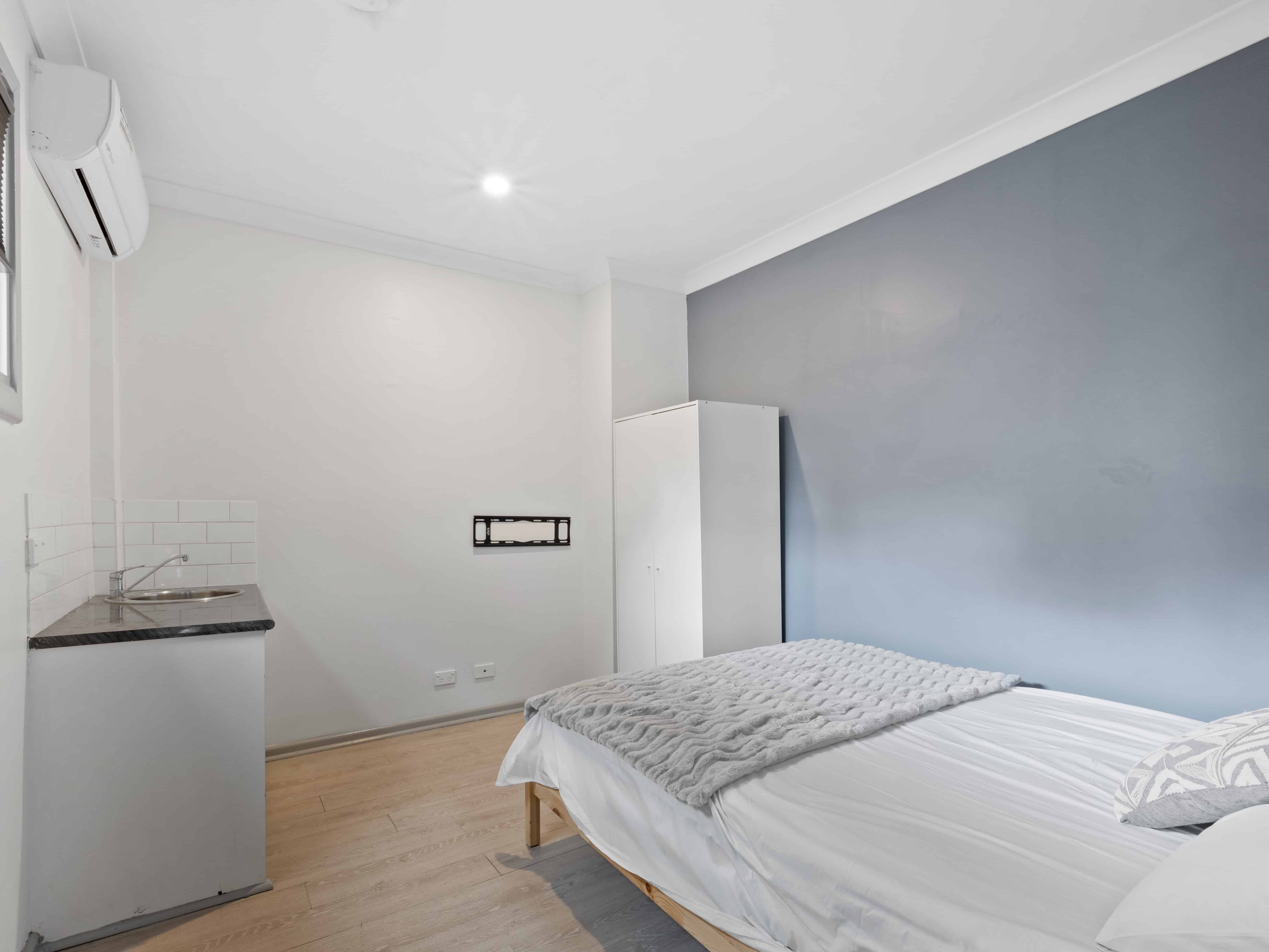 Exterior?w=400&h=260&fit=crop&q=40&auto=format&trim=auto