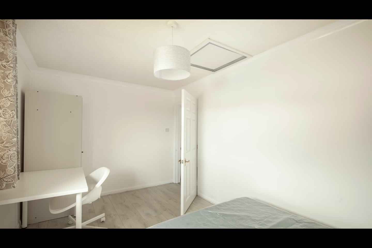 Exterior?w=400&h=260&fit=crop&q=40&auto=format&trim=auto