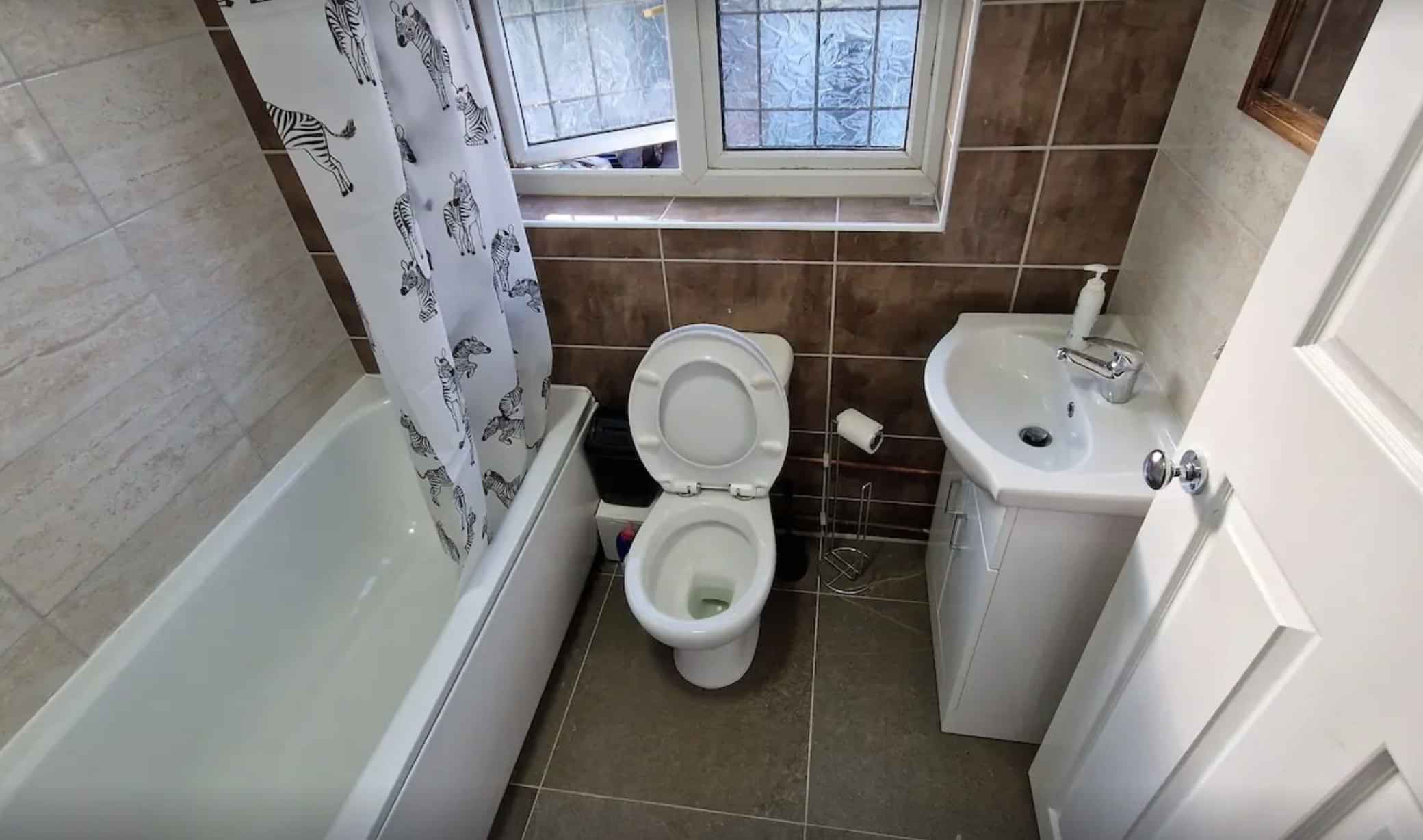 Redbridge Lane East IG4, London - London, England, United Kingdom - 8 Bed - 4 Bath - Bathroom