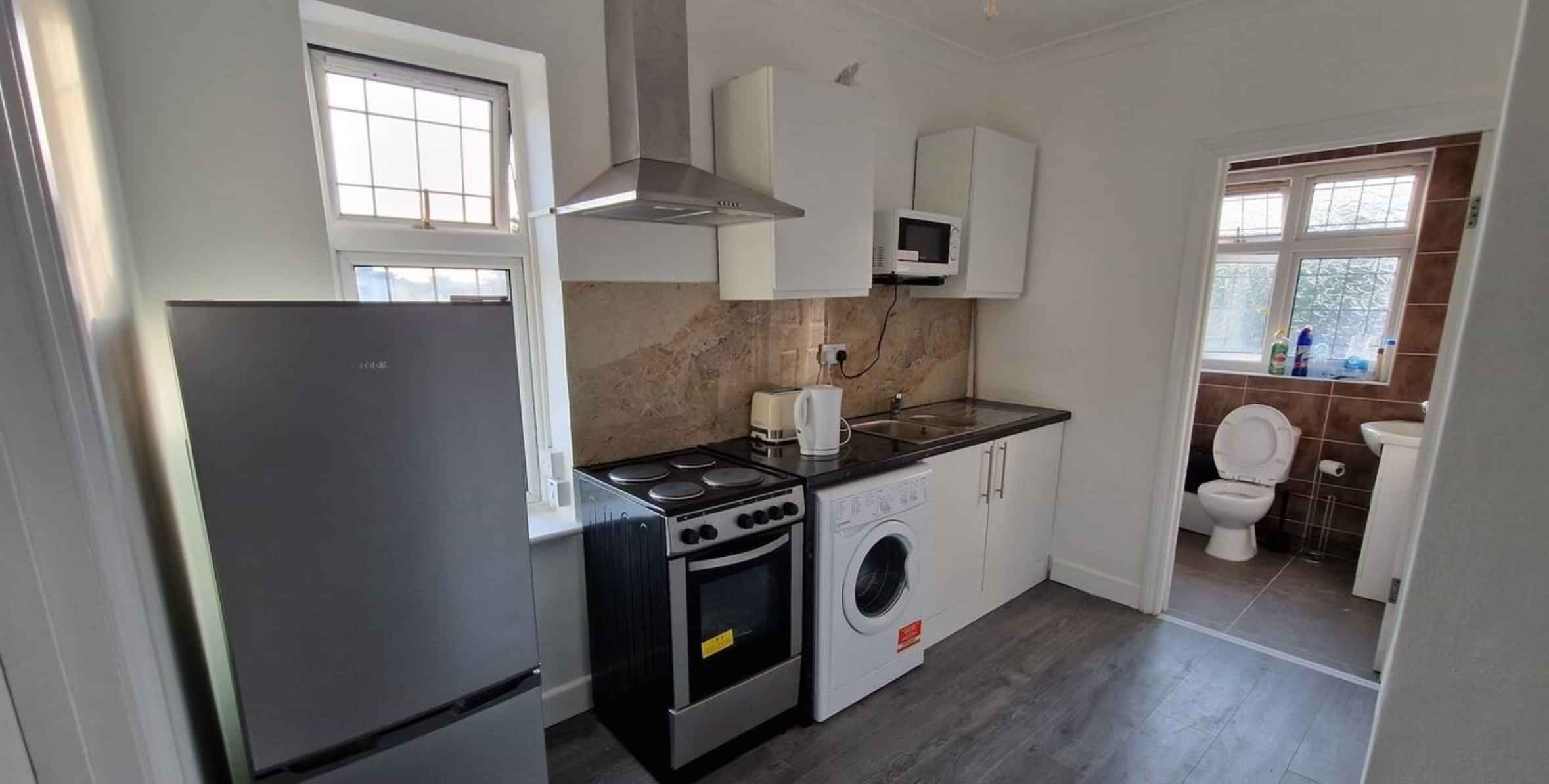 8 Bed - 4 Bath - Bathroom?w=400&h=260&fit=crop&q=40&auto=format&trim=auto