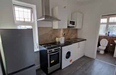 8 Bed - 4 Bath - Bathroom?w=400&h=260&fit=crop&q=40&auto=format&trim=auto