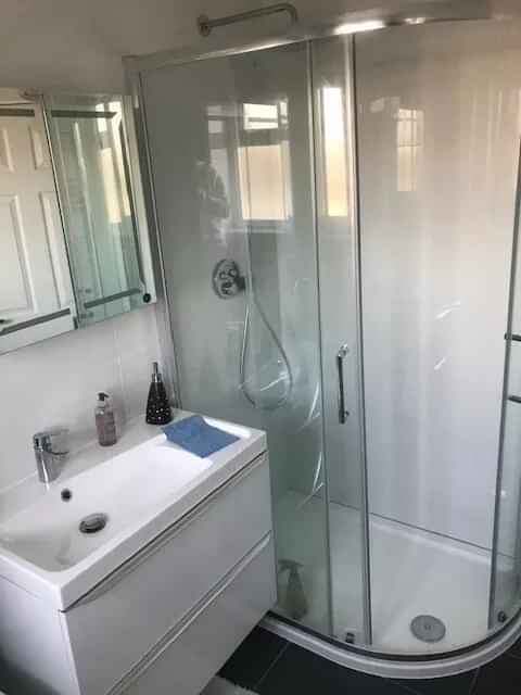 Copthorne Avenue IG6, London - London, England, United Kingdom - 3 Bed - 1 Bath - Bathroom