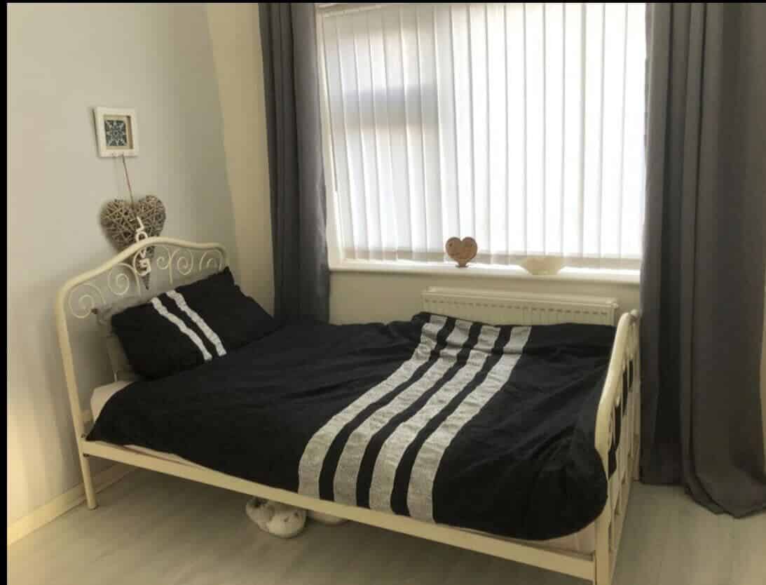 4 Bed - 1 Bath - Bathroom?w=400&h=260&fit=crop&q=40&auto=format&trim=auto