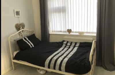 4 Bed - 1 Bath - Bathroom?w=400&h=260&fit=crop&q=40&auto=format&trim=auto