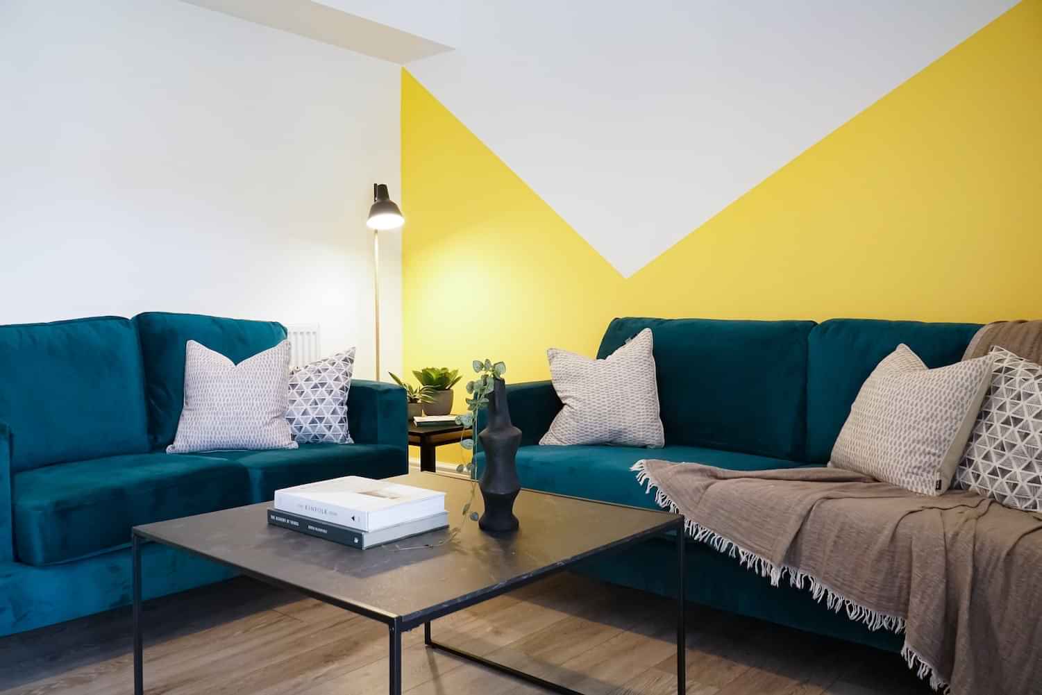 Common Area?w=400&h=260&fit=crop&q=40&auto=format&trim=auto