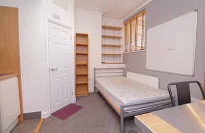 Studio - Bathroom?w=400&h=260&fit=crop&q=40&auto=format&trim=auto
