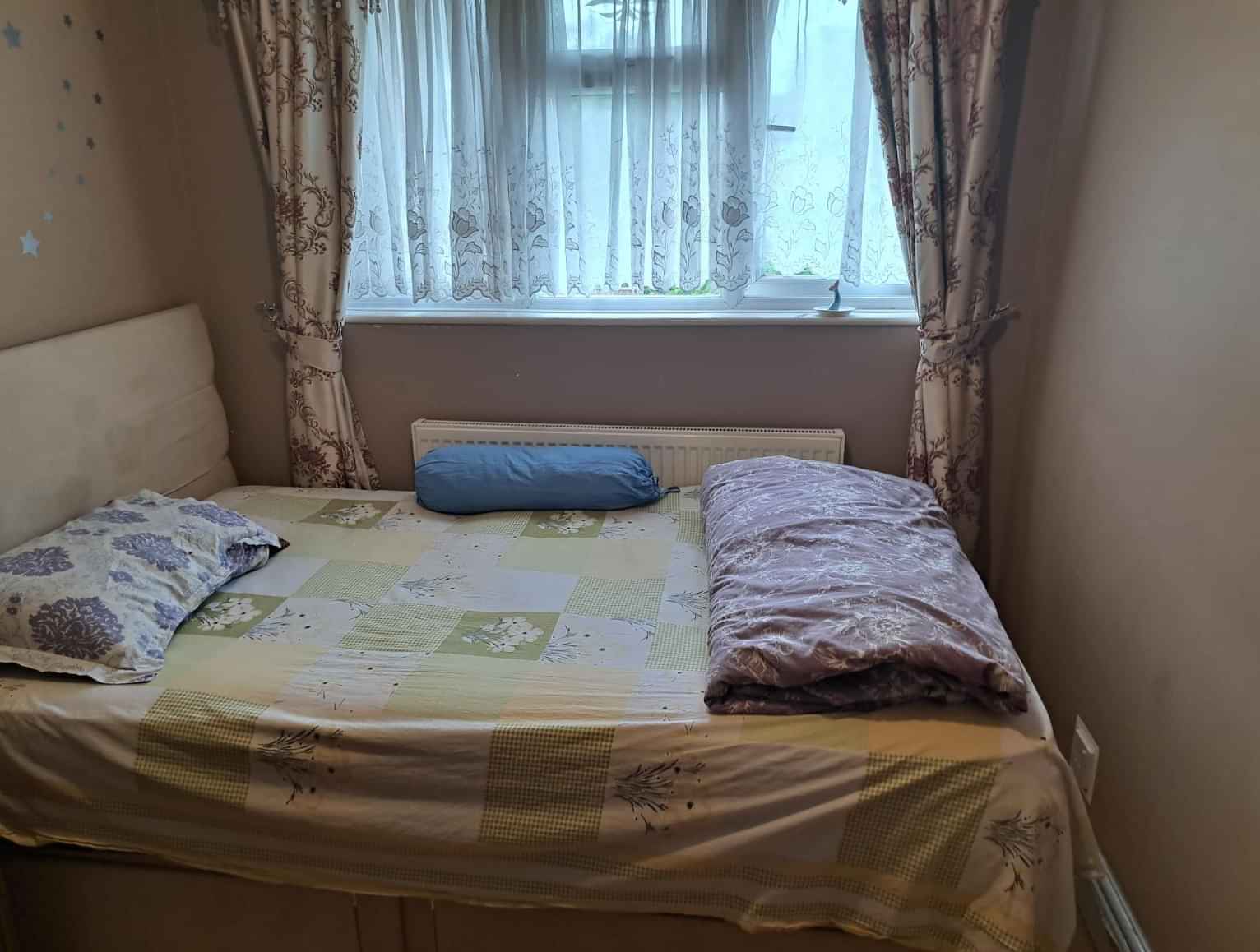 4 Bed 1 Bath - Common Area?w=400&h=260&fit=crop&q=40&auto=format&trim=auto